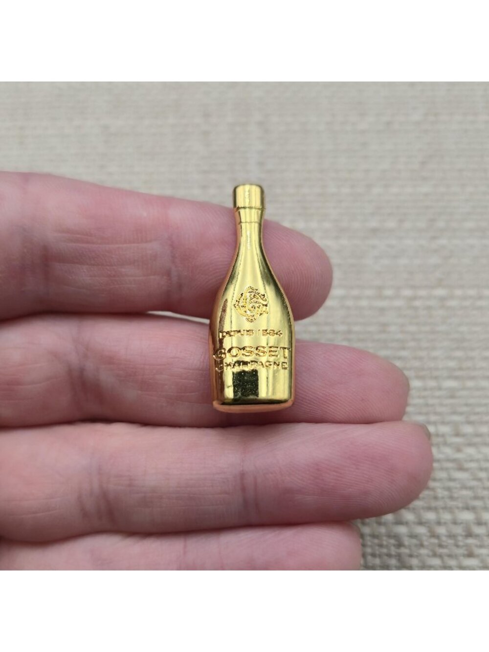 Vintage Gosset Champagne Bottle Gold Tone Metal French Enamel Lapel Pin A8905
